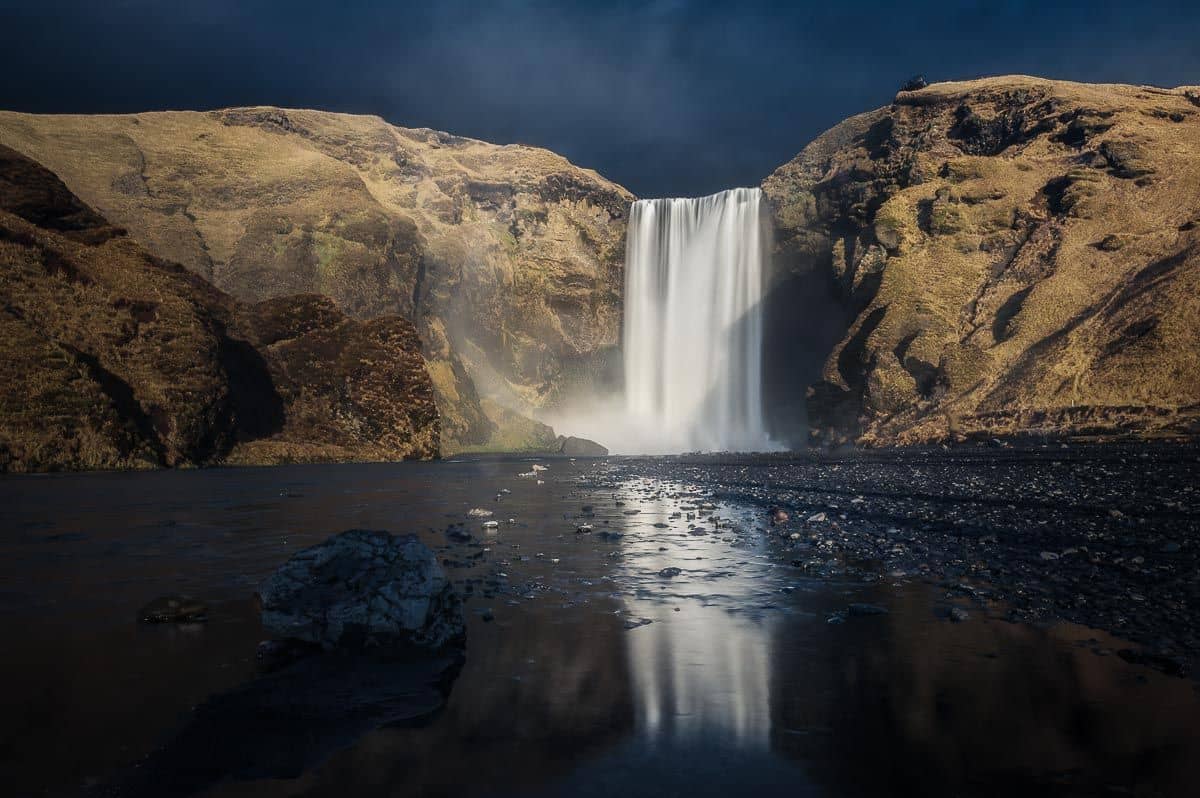 Cascata skogafoss al tramonto viaggio fotografico islanda