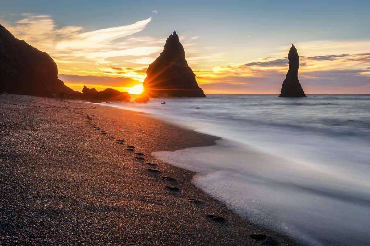 i faraglioni di vik all'alba durante viaggio fotografico islanda