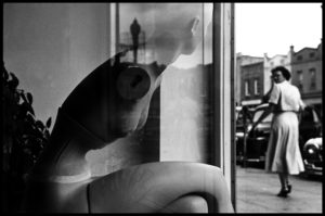 fotografia in bianco e nero di un manichino riflesso