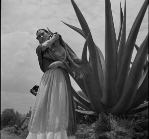Frida Kahlo in una fotografia in bianco e nero di Frissell