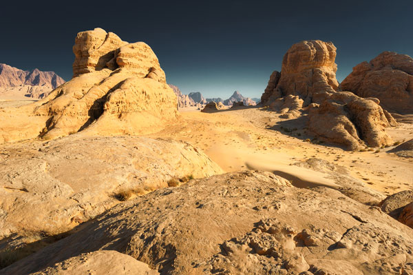 Paesaggio in luce dura deserto giordania bracketing