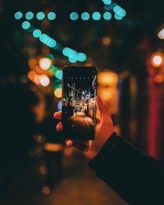 foto belle con il cellulare di notte 