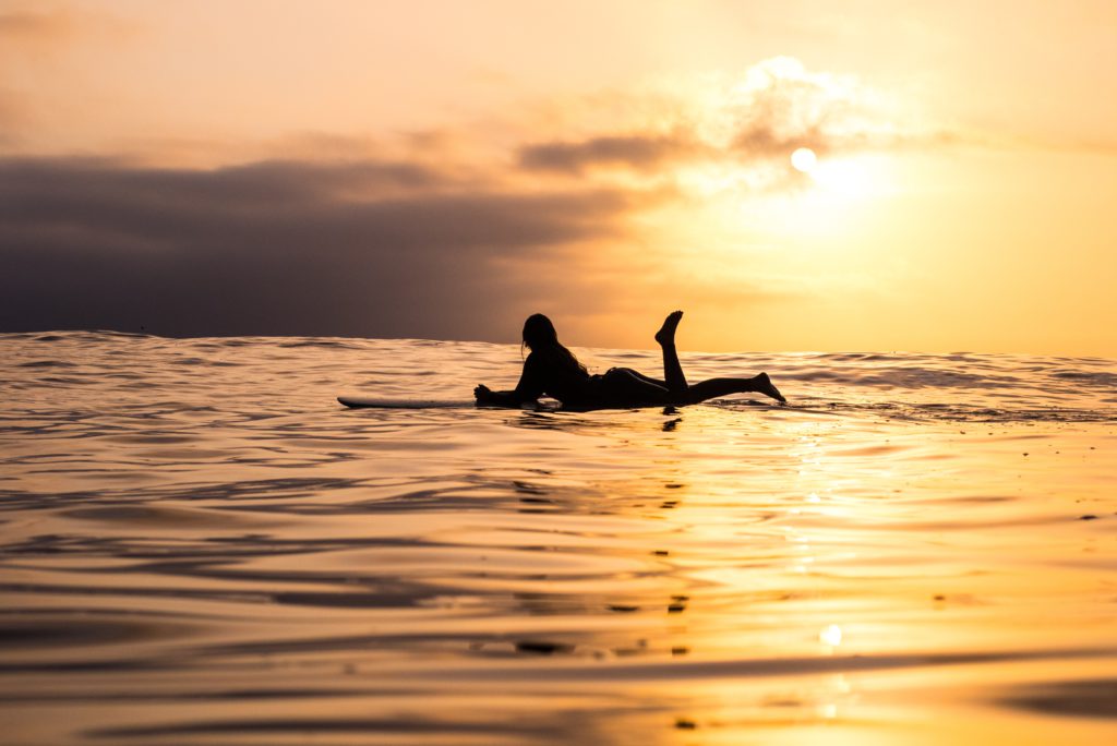 Foto di un tramonto al mare e silhouette 