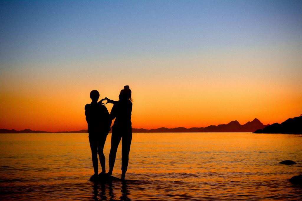 Foto di Amiche che giocano al mare