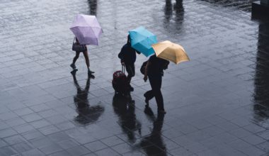 fotografare le persone sotto la pioggia