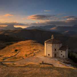 Gran Sasso e la chiesa santa Maria della pietà