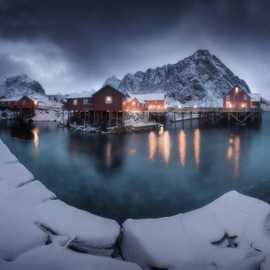 Nusfjord all'ora blu durante il viaggio fotografico alle lofoten