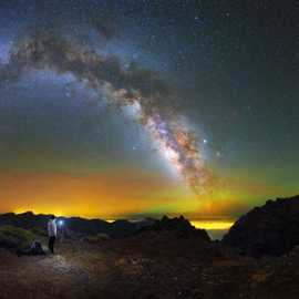 foto panoramica con umano e via lattea a Roque De Los Muchachos