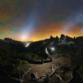 via lattea passo giau uomo con torcia viaggio fotografico dolomiti