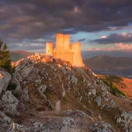 Rocca Calascio al tramonto.jpg