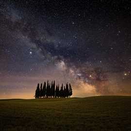 via lattea sui cipressi in val d'orcia toscana