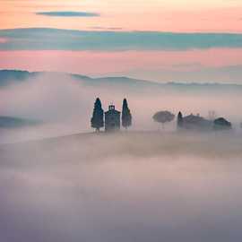 Chiesa di Vitaleta nella nebbia