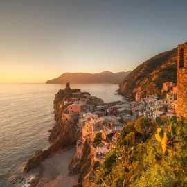 Vernazza al tramonto con la torretta