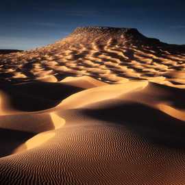 Luce del tramonto nel deserto del sahara durante viaggio fotografico tunisia