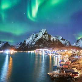 Reine sotto l'aurora boreale