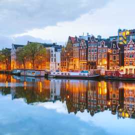 amsterdam riflessa nel canale