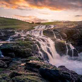 Cascate Dunseverick al tramonto