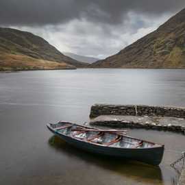 lago nero con barca irlanda