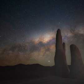 Mano del deserto sotto via lattea